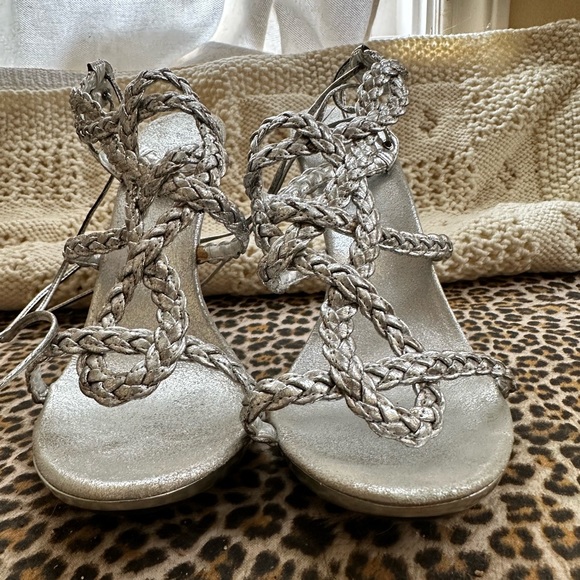 j. RENEE Luxe - Picture 8 of 12